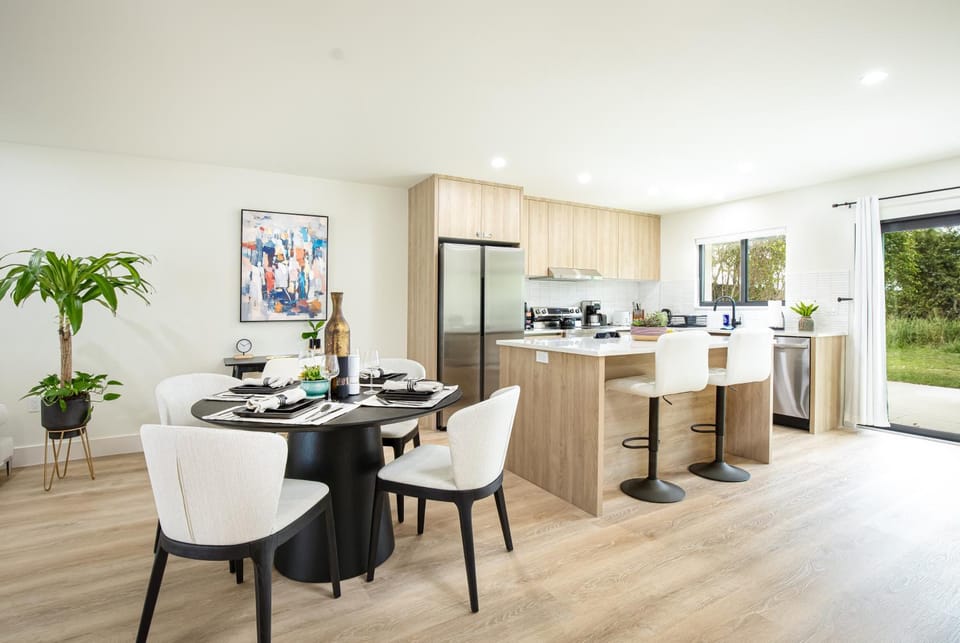 Kitchen or kitchenette, Dining area