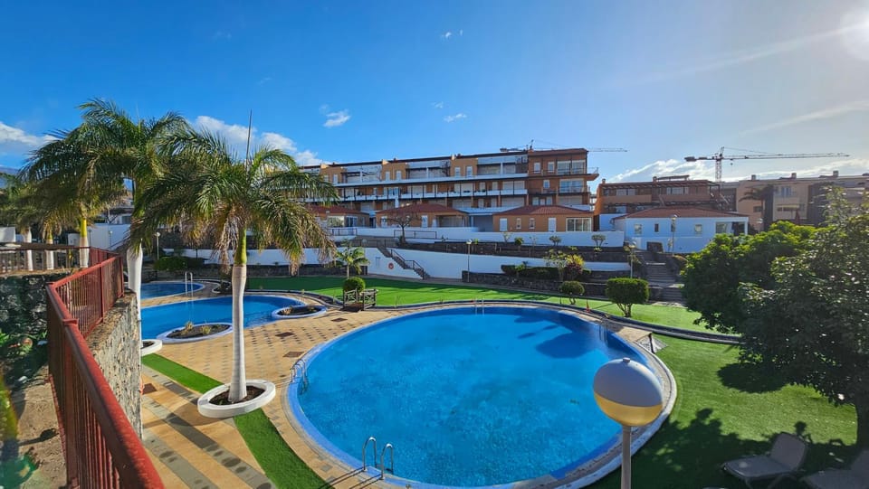 Day, Swimming pool