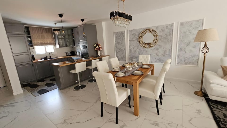 Kitchen or kitchenette, Living room, Seating area, Dining area