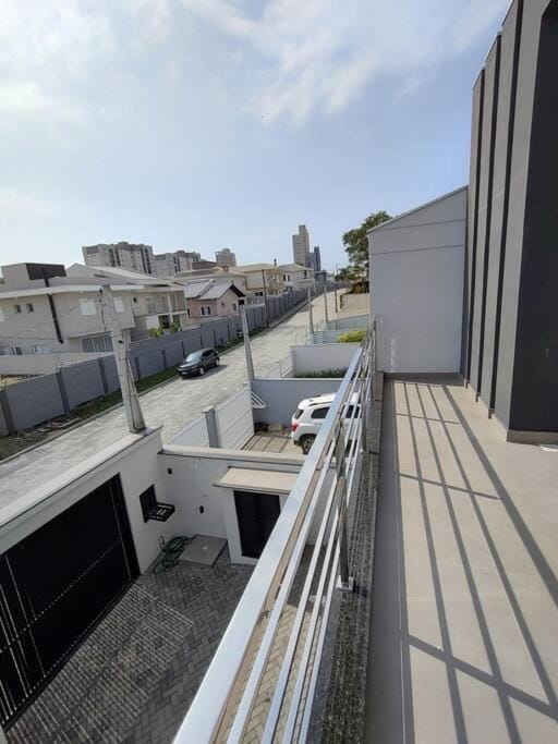 Sobrado com piscina, banheira e garagem coberta. House in State of Santa Catarina