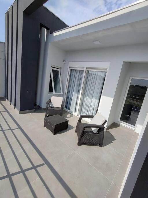 Sobrado com piscina, banheira e garagem coberta. House in State of Santa Catarina