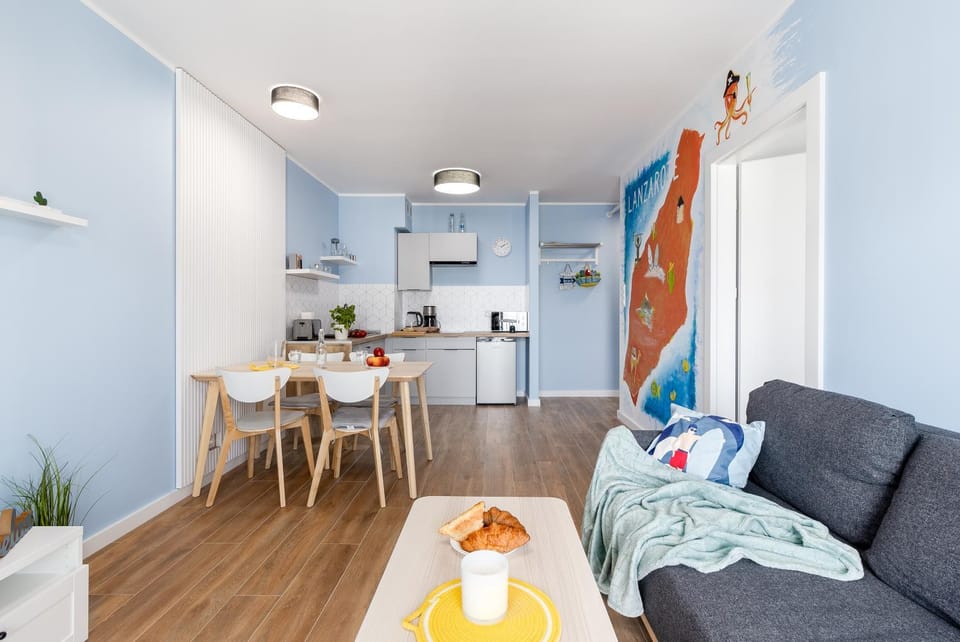 Kitchen or kitchenette, Dining area, minibar, stove