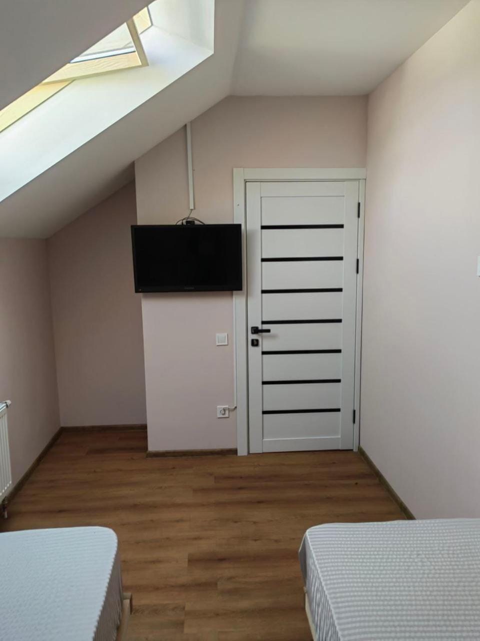 Bed, TV and multimedia, Photo of the whole room, Bedroom