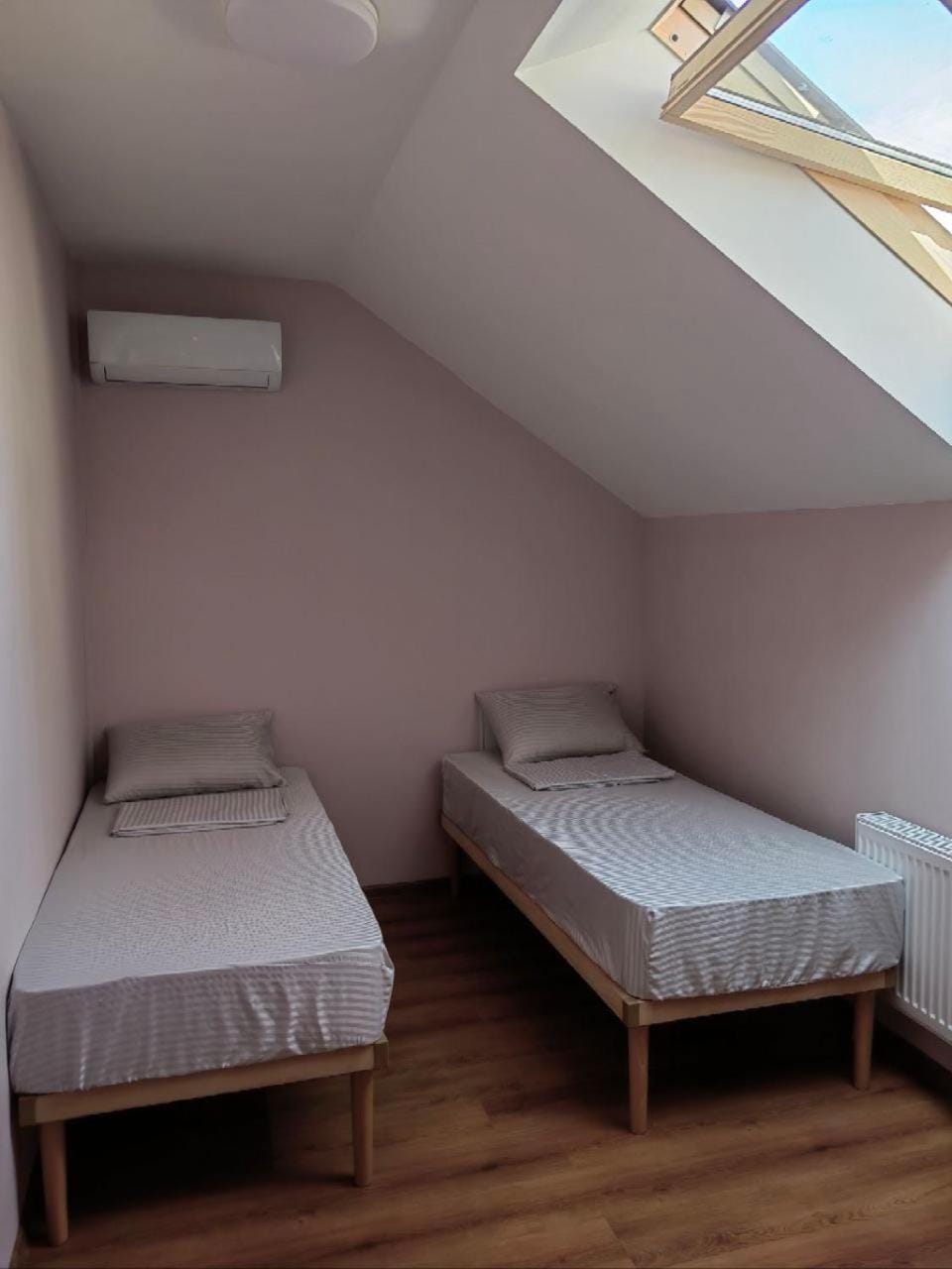 Bed, Photo of the whole room, Bedroom, air conditioner