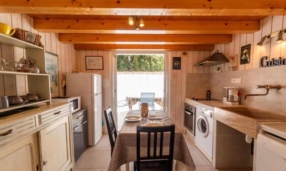 Dining area, kitchen