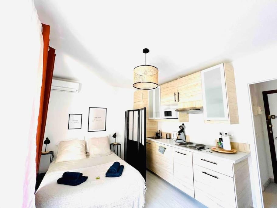 Bed, Bedroom, pet friendly, stove