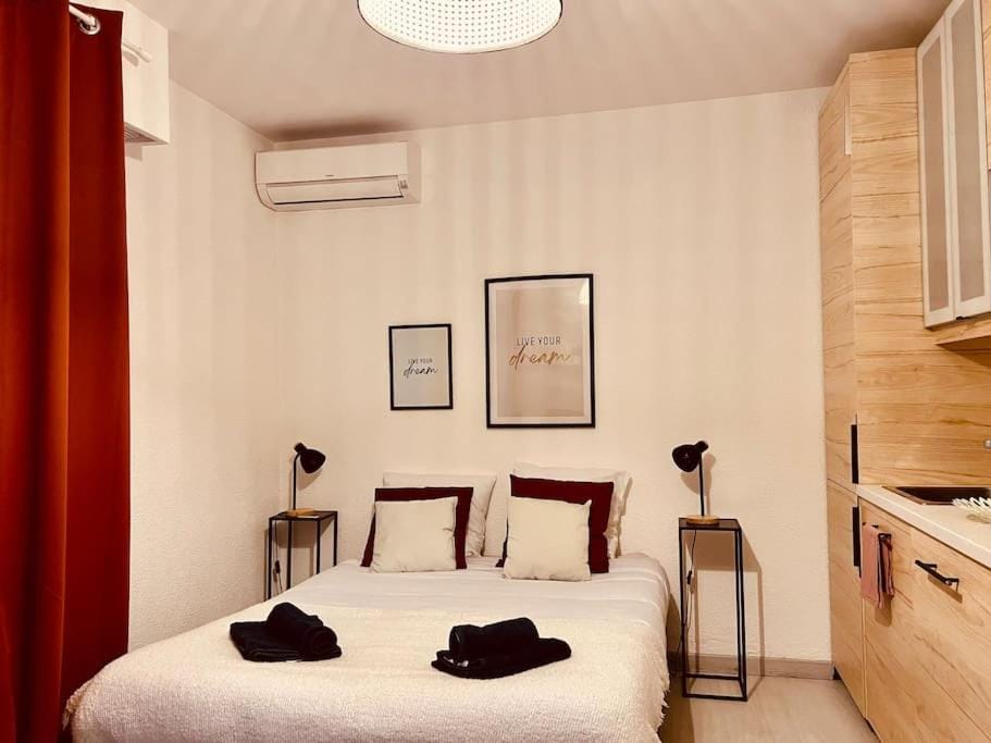 Bed, Photo of the whole room, Bedroom, air conditioner