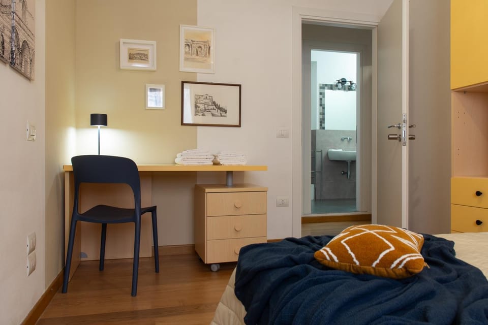 Bed, Photo of the whole room, Seating area, Bedroom