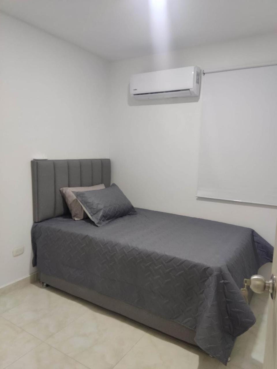 Bed, Living room, Photo of the whole room, Bedroom, air conditioner