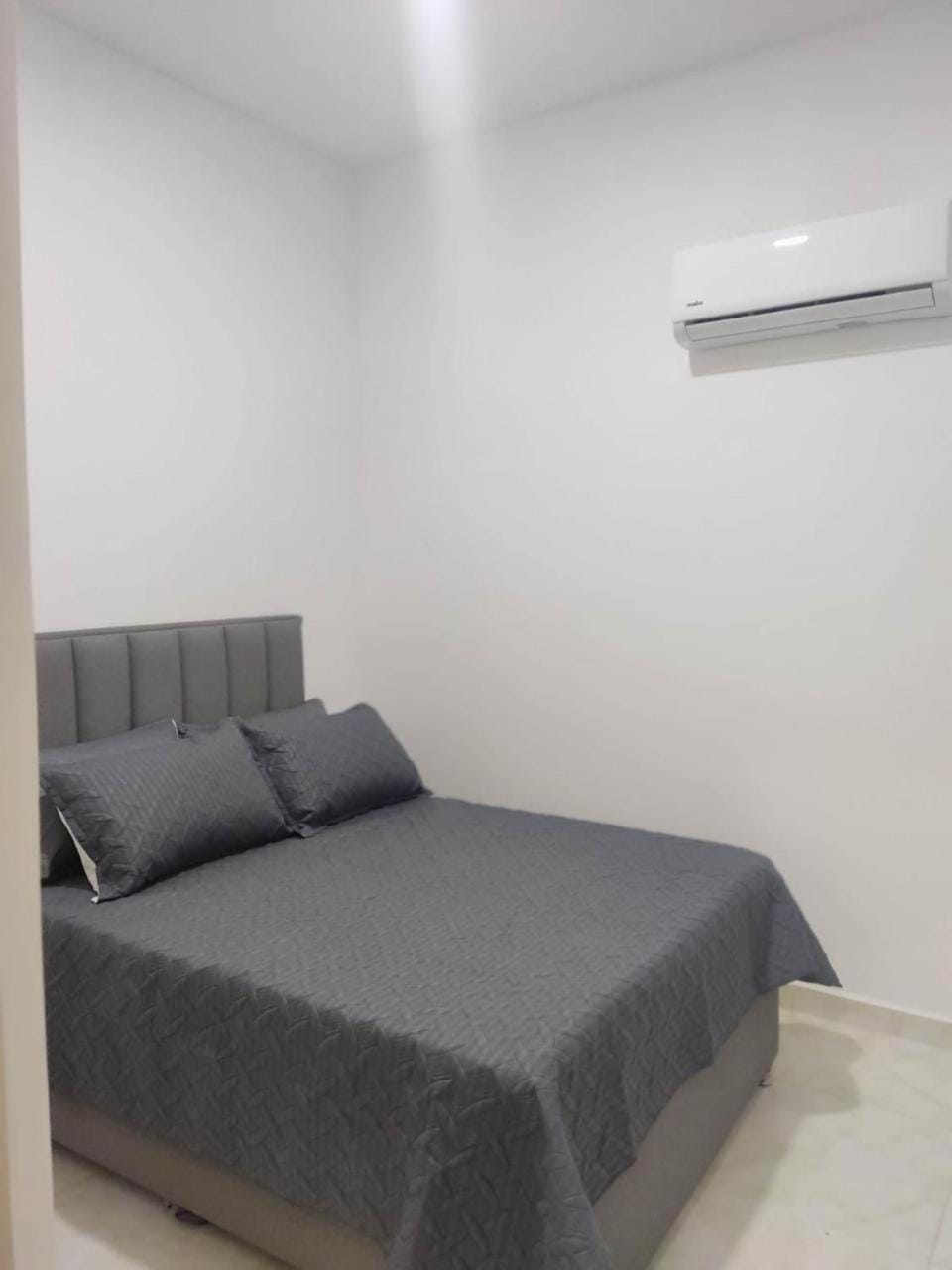 Bed, Living room, Photo of the whole room, Bedroom, air conditioner