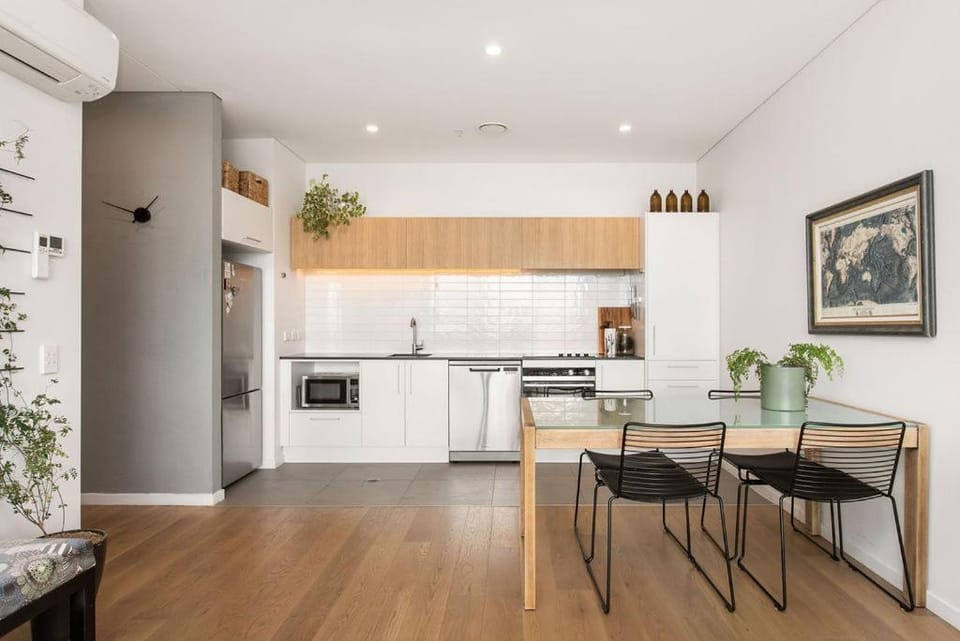 Whow! Unique Quirky Spacious Free Off Street Park Apartment in Christchurch