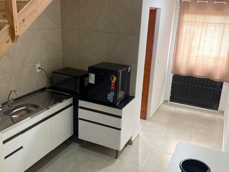 Kitchen or kitchenette, minibar
