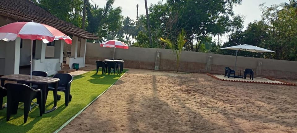 Property building, Patio, Day, Garden, Garden view