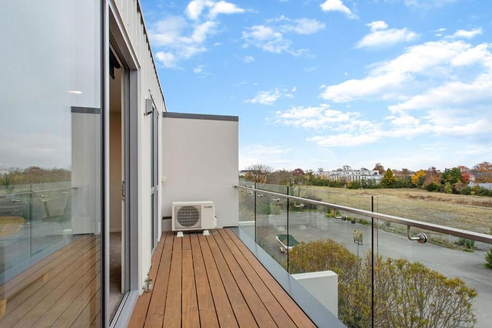 Walking Distance CBD 2 Bdrms Secure Park Apartment in Christchurch