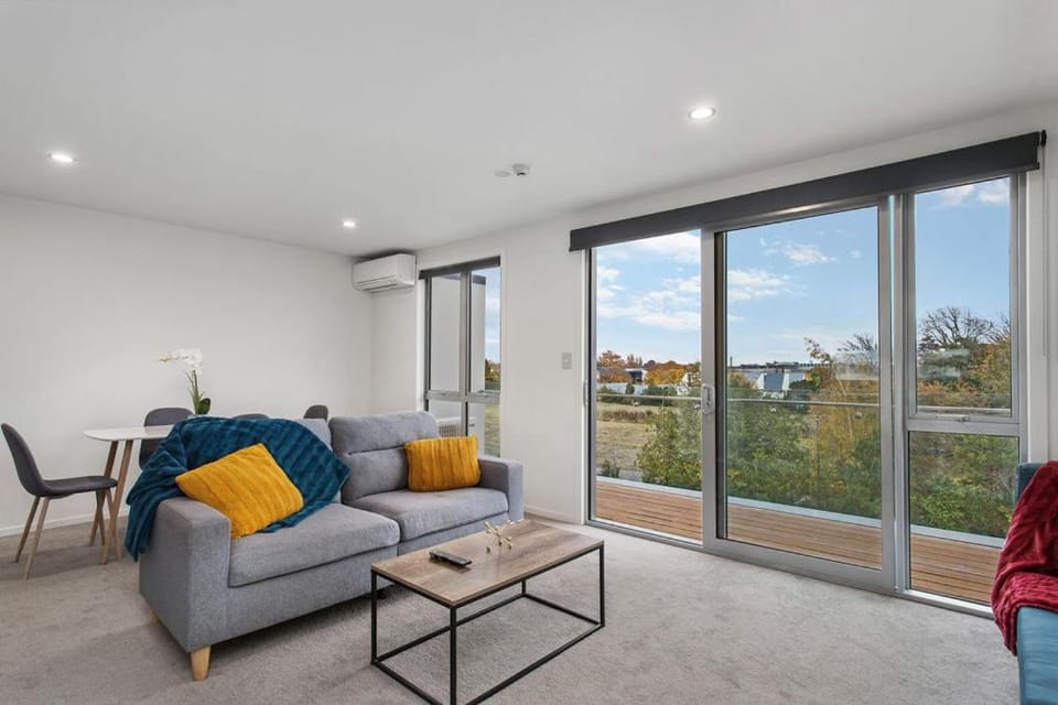 Walking Distance CBD 2 Bdrms Secure Park Apartment in Christchurch