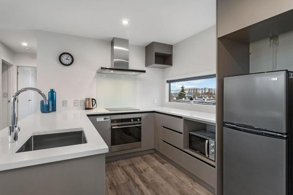 Walking Distance CBD 2 Bdrms Secure Park Apartment in Christchurch