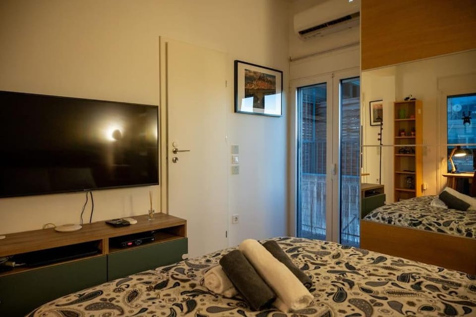 Bed, TV and multimedia, Bedroom