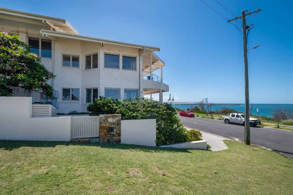 Sandrift Two - Oceanstays Apartment in Yamba
