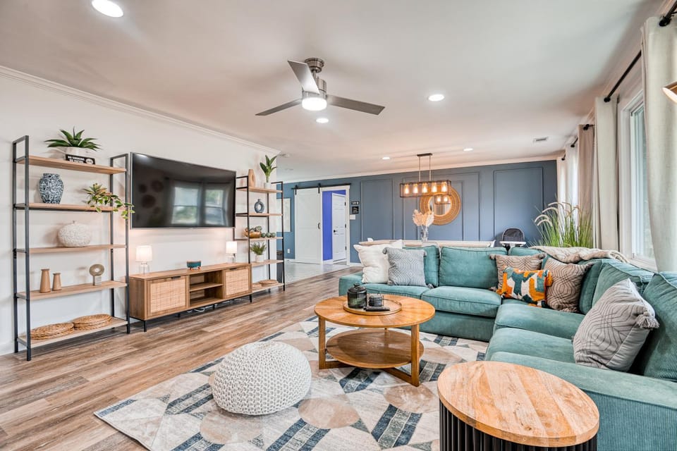 Communal lounge/ TV room, TV and multimedia, Living room, Seating area, Evening entertainment