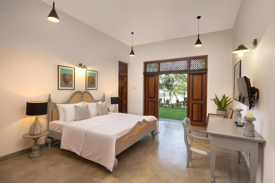 Bed, TV and multimedia, Photo of the whole room, Seating area, Bedroom, Garden view