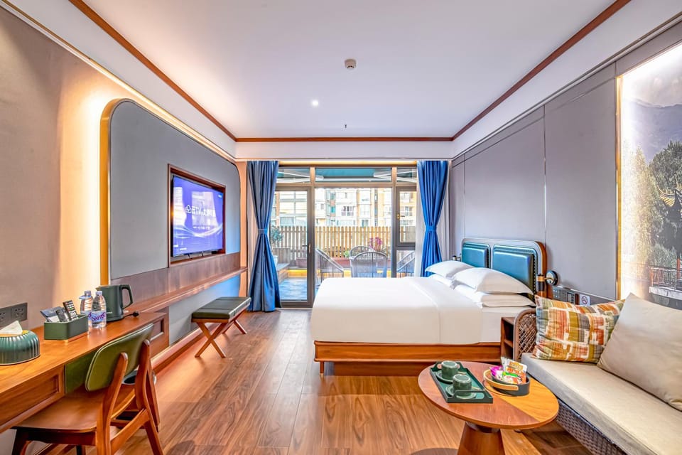 Bed, TV and multimedia, Photo of the whole room, Bedroom