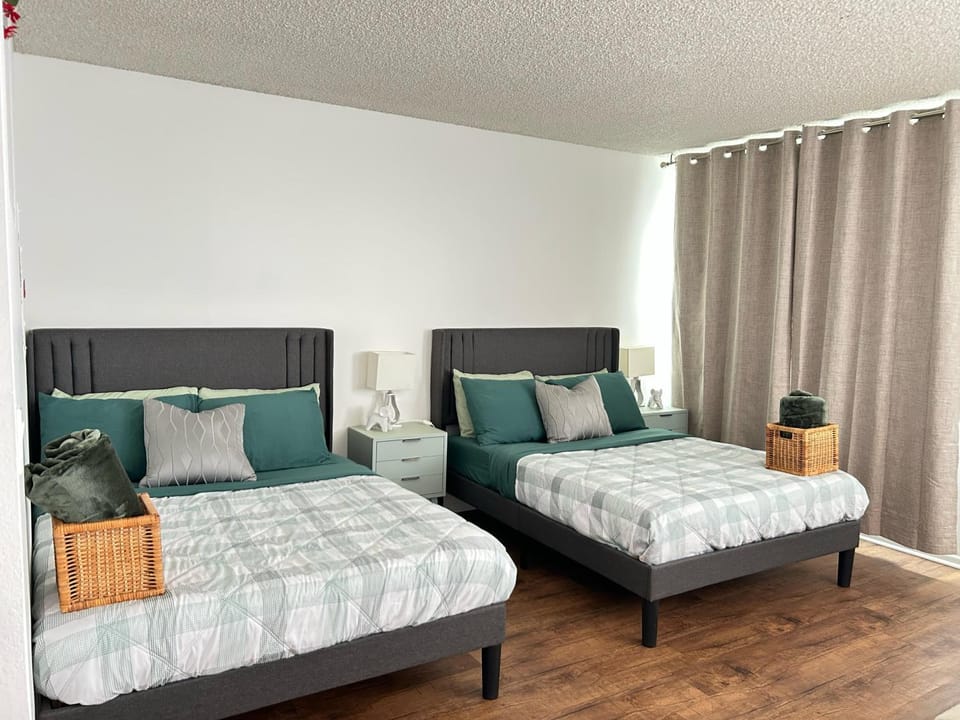 Hollywood Blvd Studio FREE DESIGNATED PARKING & WIFI Apartment in Hollywood