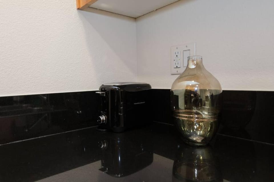 A Spacious 2BRApt Wit xtra beds and a rooftop pool Apartment in Los Angeles