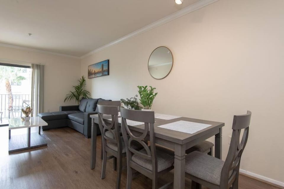 A Spacious 2BRApt Wit xtra beds and a rooftop pool Apartment in Los Angeles