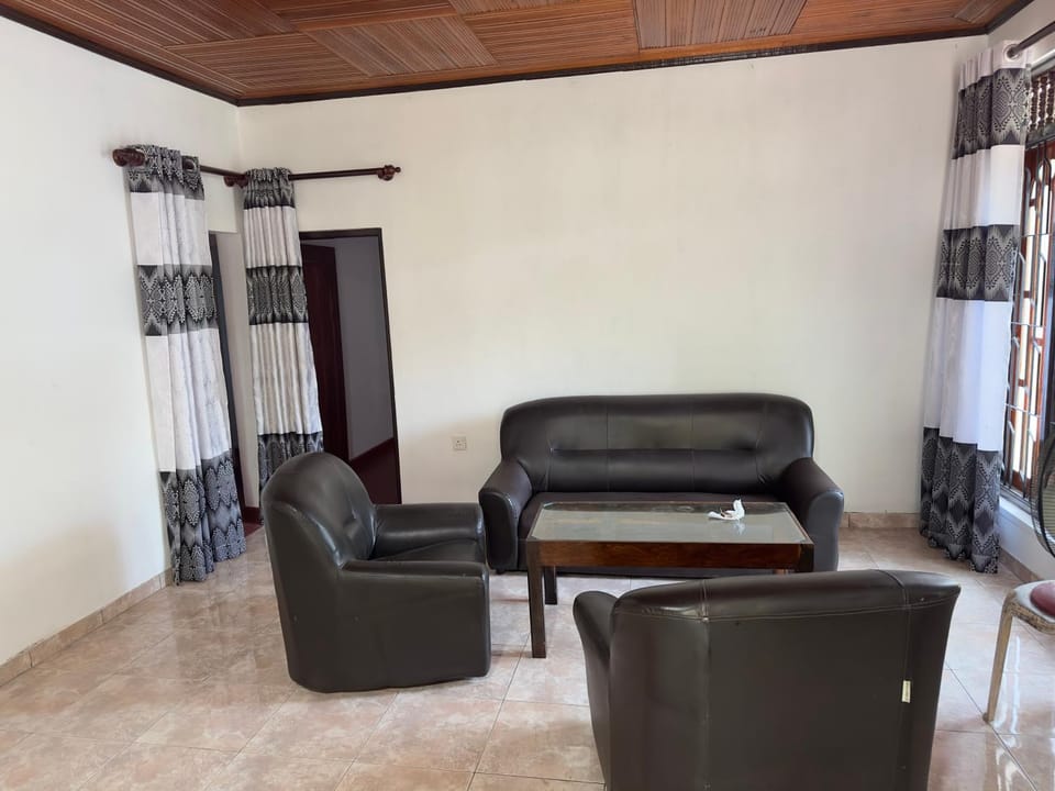 Pinnawala Grand Villa House in Sri Lanka
