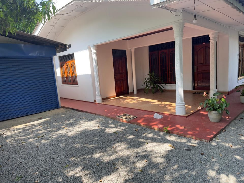 Pinnawala Grand Villa House in Sri Lanka