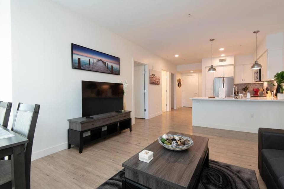 Comfy Apt with pool & hot tub in downtown LA' Apartment in Los Angeles