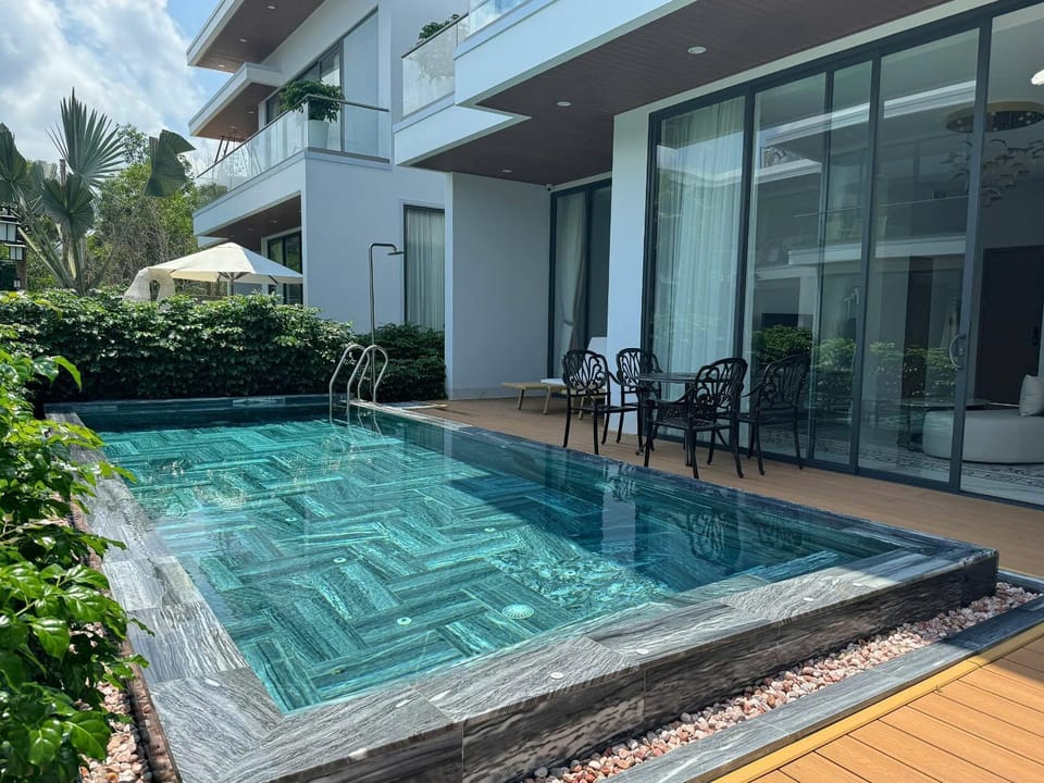 Property building, Patio, Day, Pool view, Swimming pool, sunbed