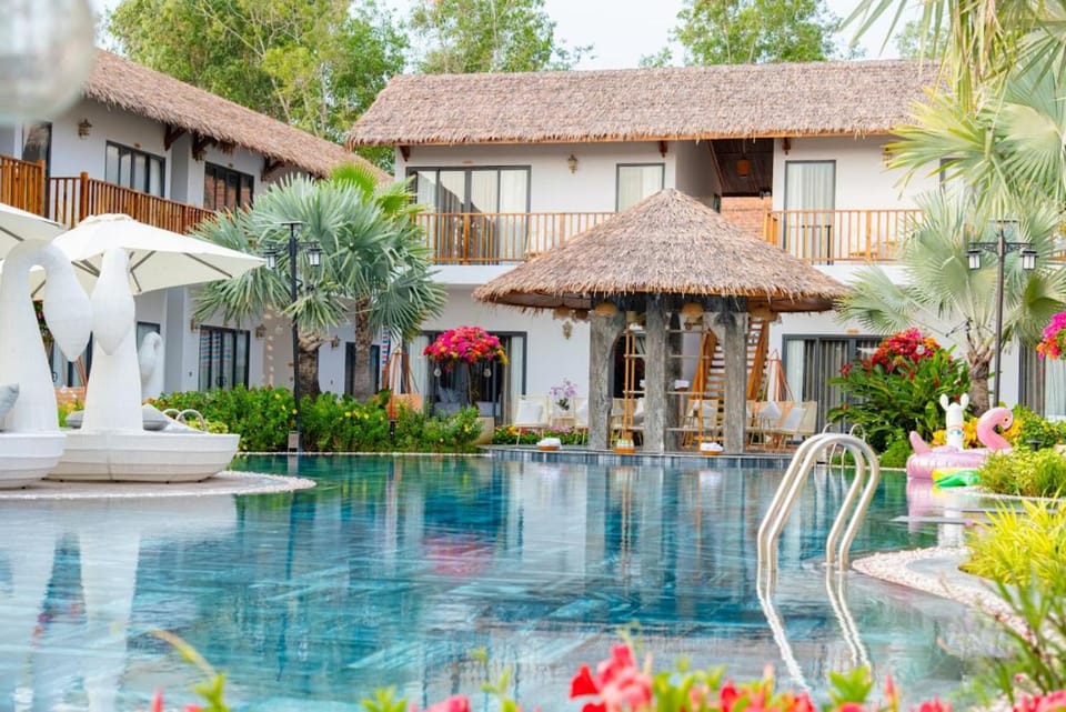 Property building, Natural landscape, Garden, Pool view, Swimming pool