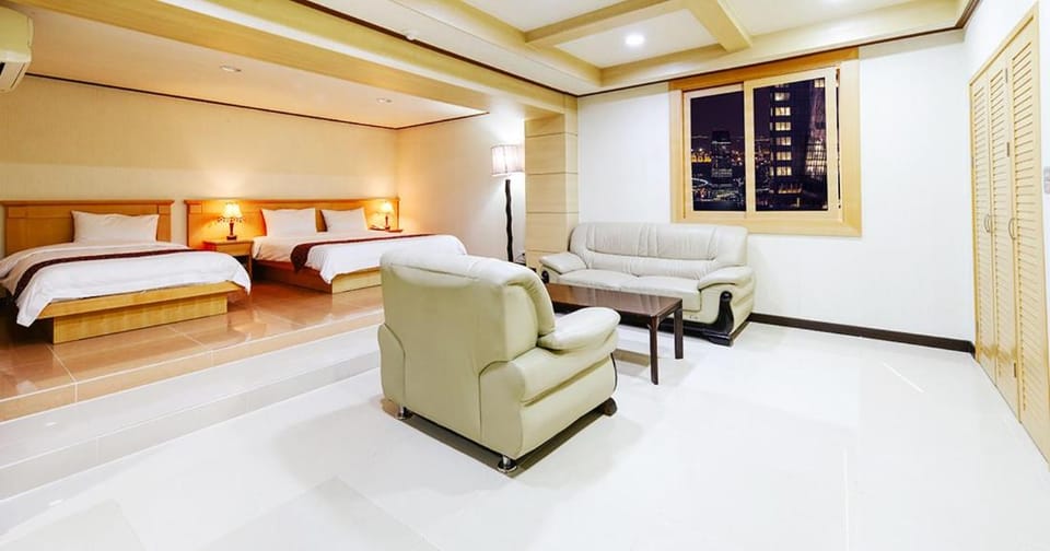 Bed, Living room, Photo of the whole room, Seating area, Bedroom, air conditioner