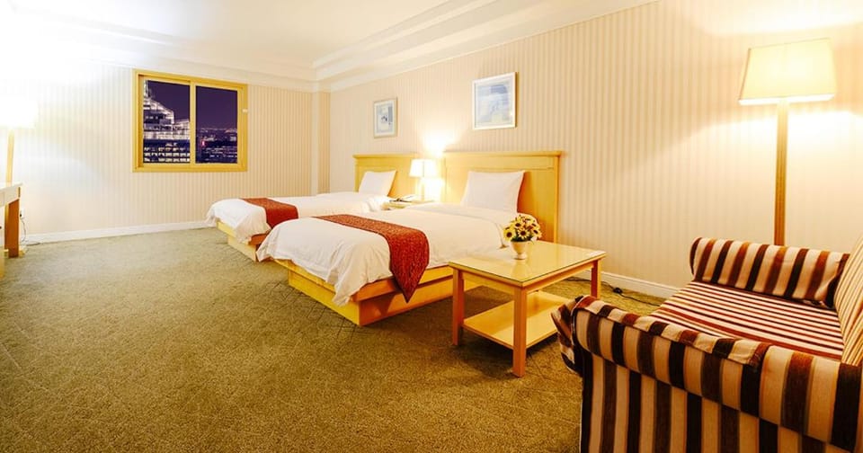 Bed, Living room, Seating area, Bedroom