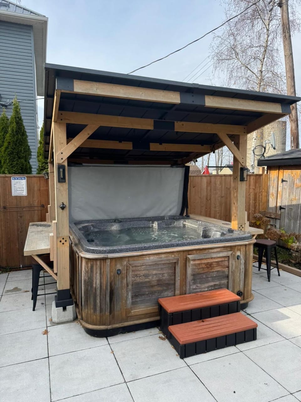 Elite Upper Deck Suites l Lake front with hot tub House in Lake Erie