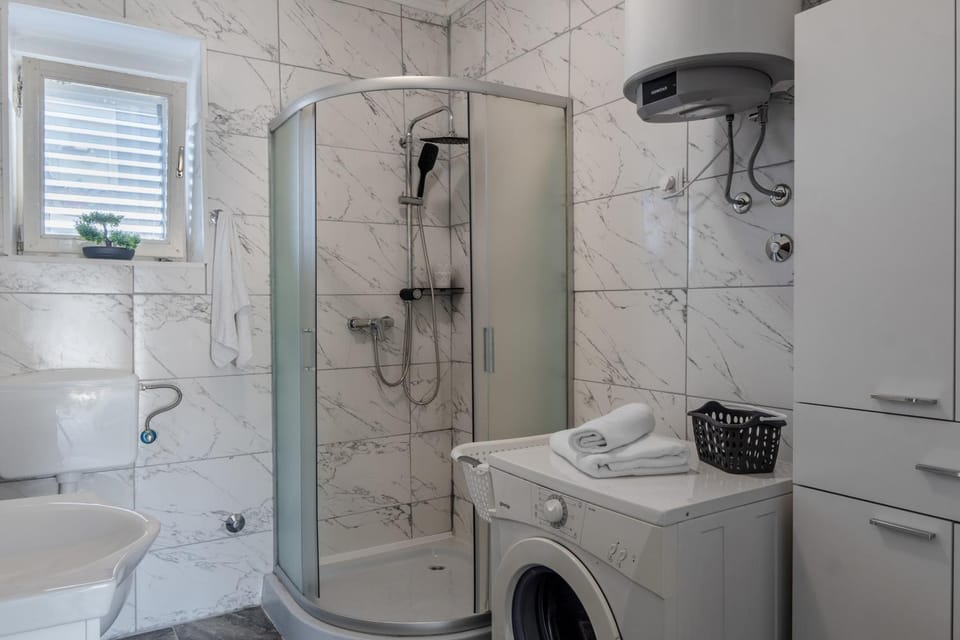 Shower, Toilet, Bathroom, towels, washing machine
