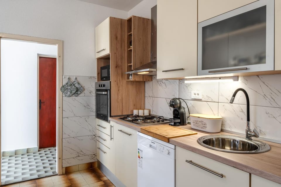 Kitchen or kitchenette, dishwasher, minibar, stove, toaster