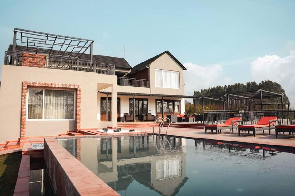 Property building, Day, Swimming pool