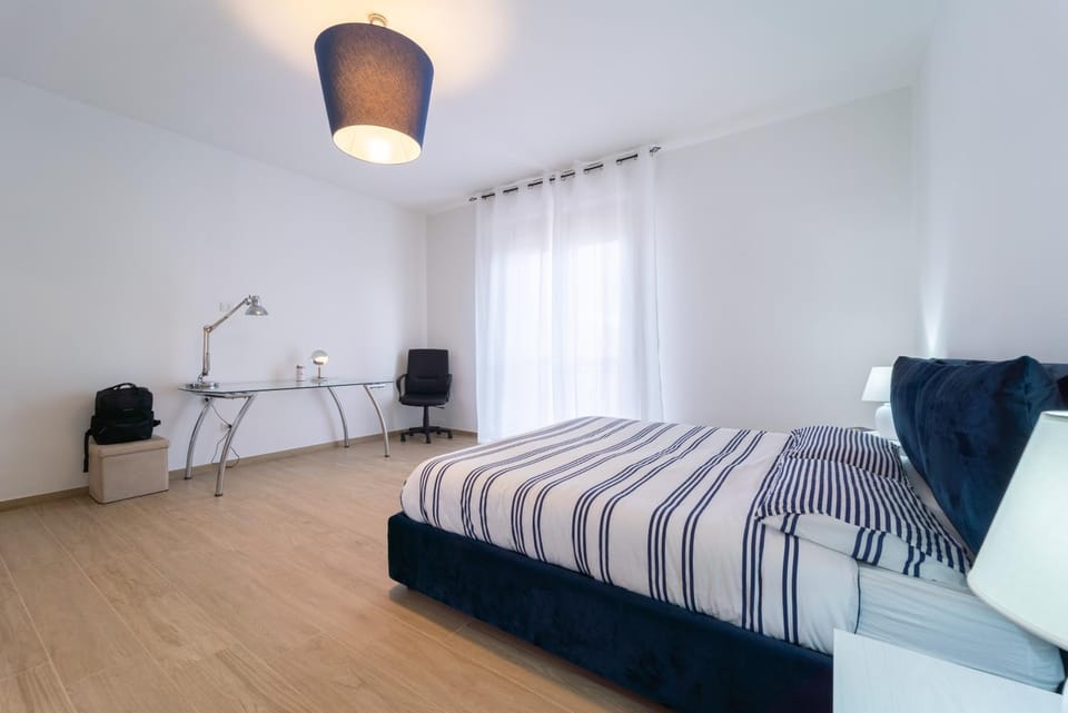 Bed, Photo of the whole room, Seating area, Bedroom