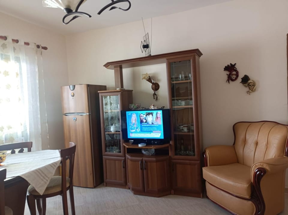 Communal lounge/ TV room, TV and multimedia, Living room, Seating area, Dining area