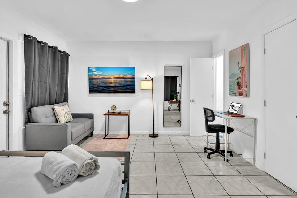 Hollywood Beach Getaway Executive Studio Suite Apartment in Hollywood