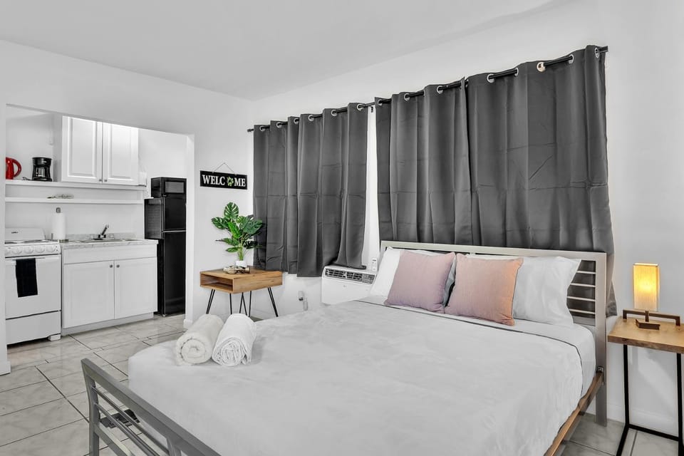 Hollywood Beach Getaway Executive Studio Suite Apartment in Hollywood