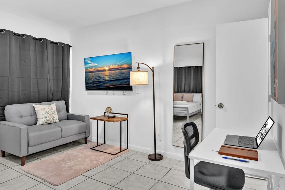 Hollywood Beach Getaway Executive Studio Suite Apartment in Hollywood