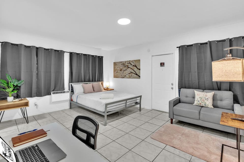 Executive Studio Suite Hollywood Beach Blvd Apartment in Hollywood