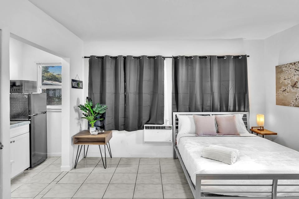 Executive Studio Suite Hollywood Beach Blvd Apartment in Hollywood