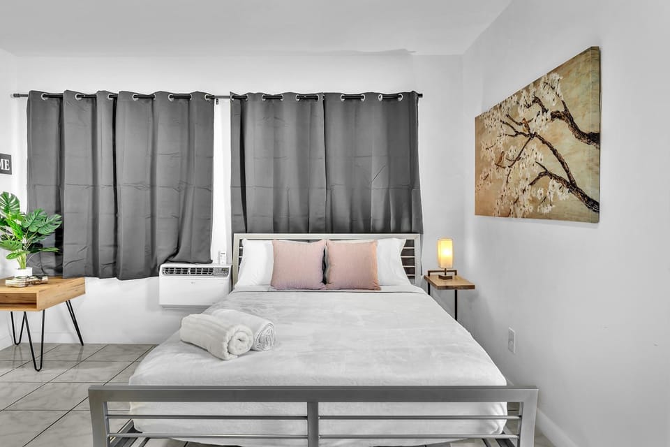 Executive Studio Suite Hollywood Beach Blvd Apartment in Hollywood
