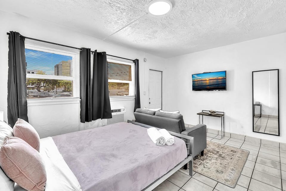 Executive Studio Hollywood Blvd & Near Beach Apartment in Hollywood