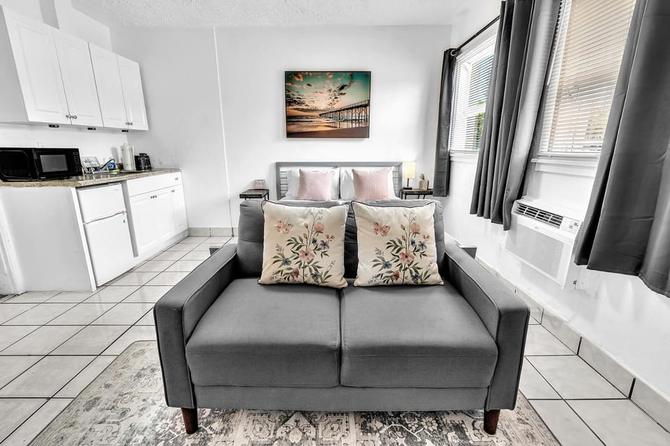 Executive Studio Hollywood Blvd & Near Beach Apartment in Hollywood
