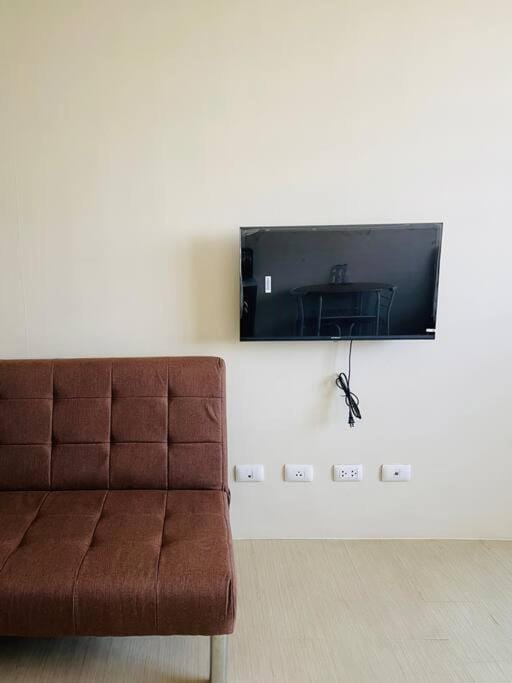 * *I2 Sleek City Haven Apartment in Iloilo City